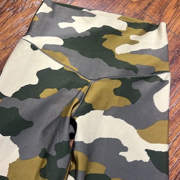 Offline by Aerie women's size S real me 7/8 length camo leggings - Picture 2 of 4